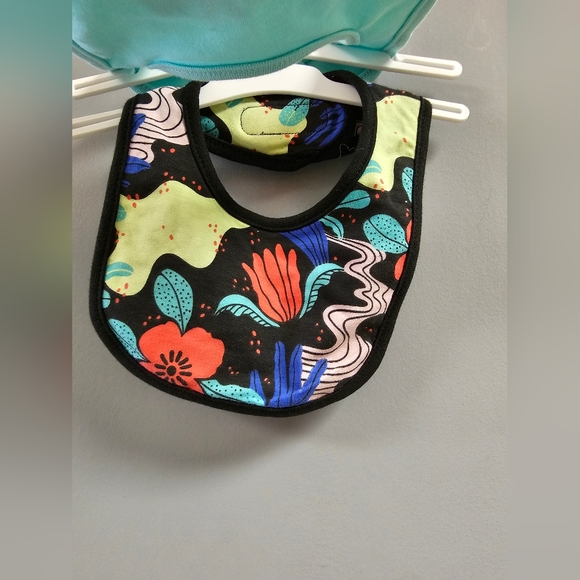 2 Pack Baby Bibs - Picture 2 of 2